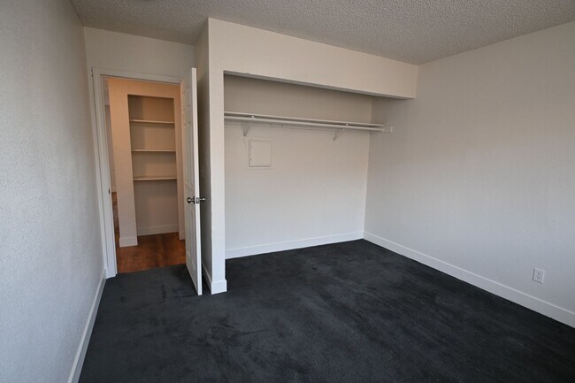 Building Photo - 2 Bedroom Apartment -Las Vegas -NO PETS -1...
