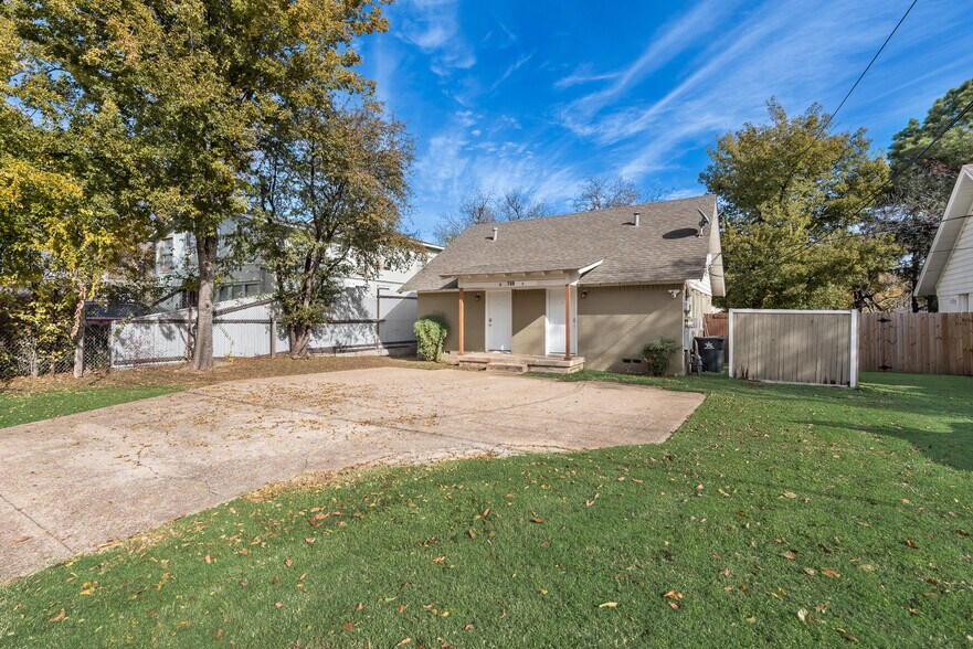 Building Photo - 709 N Pecan St