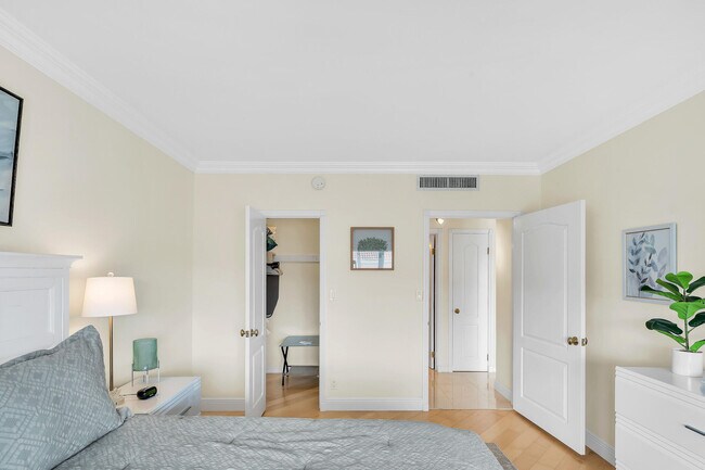 Building Photo - 250 Bradley Pl