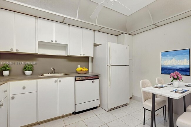 Building Photo - 20100 W Country Club Dr