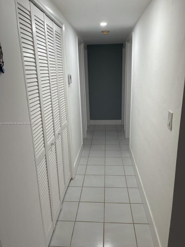 Building Photo - 9352 SW 77th Ave