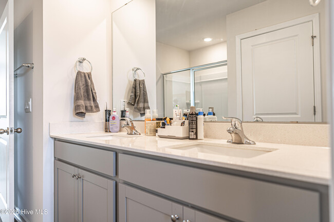 Building Photo - 3024 Paradise Way