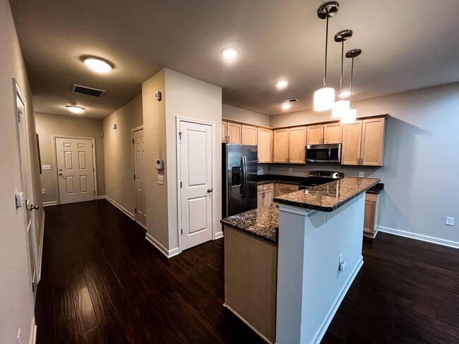 Building Photo - Cozy 3 bedroom, 2 1/2 bathroom townhome in...