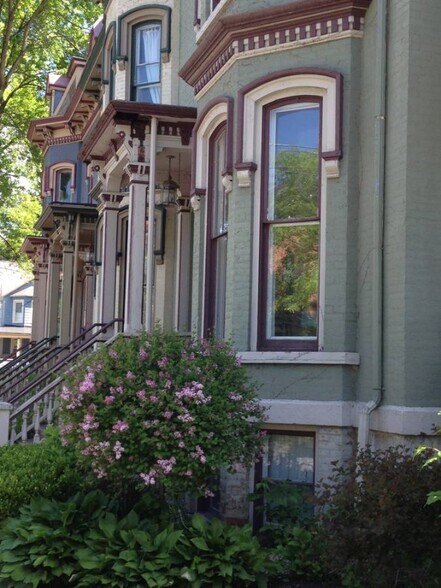 Building Photo - 156 Circular St