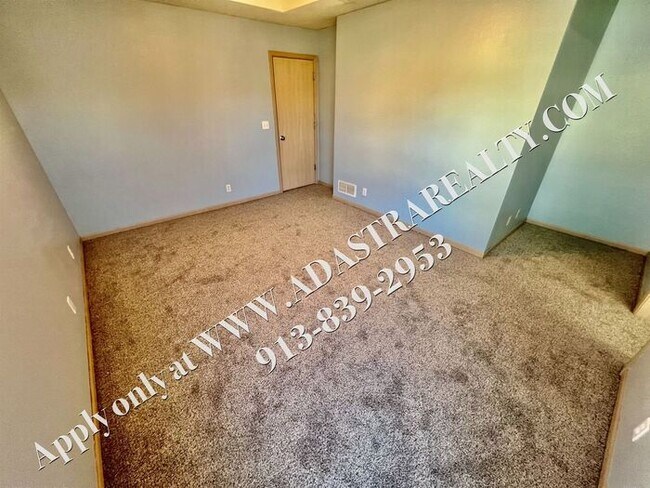 Building Photo - Spacious 3 Bed, 2 Bath, 2 Half Bath Townhome in Lee's Summit-Available NOW!!