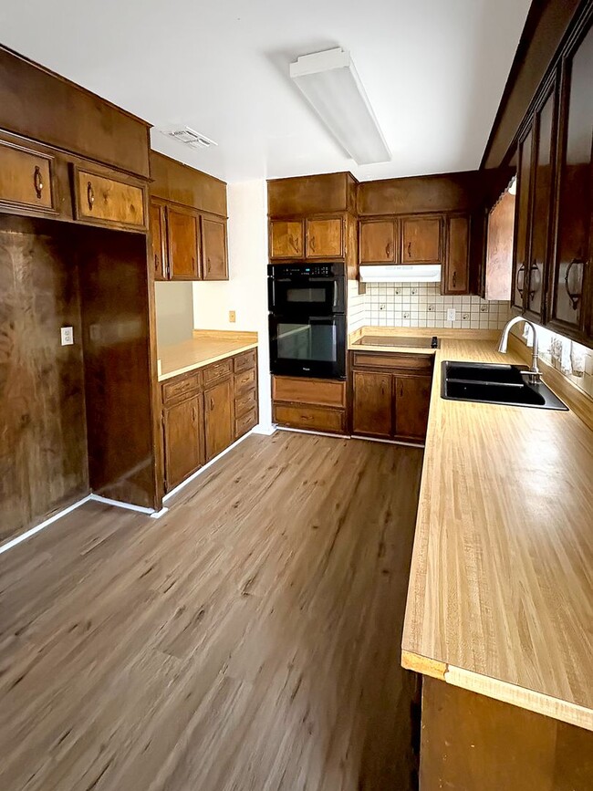 Building Photo - 4000 Mescalero Dr
