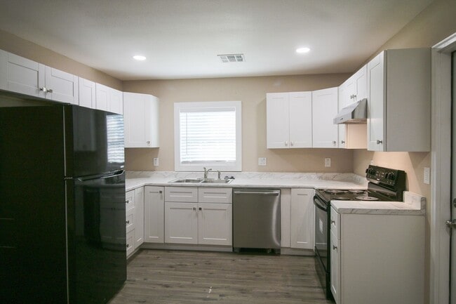 Building Photo - Recently Remodeled 3 Bed 2 Bath!