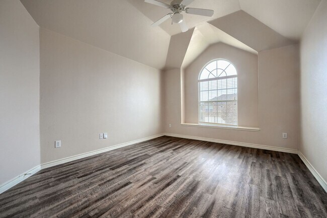 Building Photo - Stunning 5-Bedroom Home with Spacious Back...
