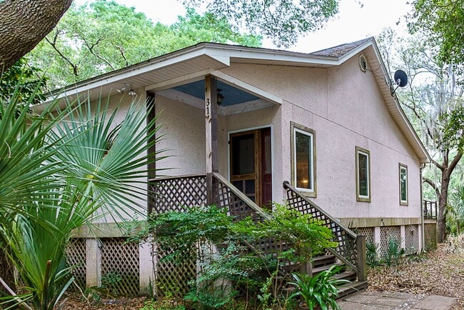 Building Photo - Amazing sunsets at this waterfront home