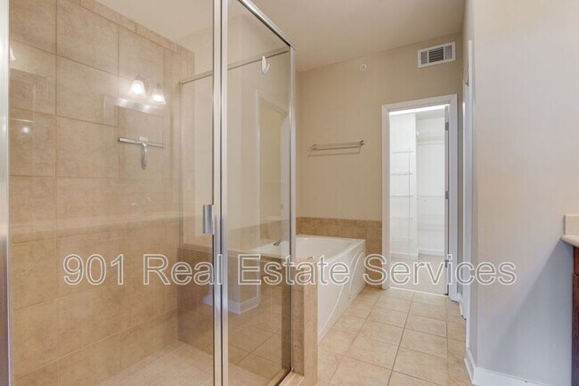 Building Photo - 380 Island Dr