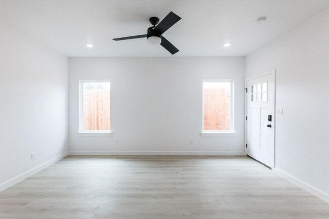 Building Photo - 1704 Elkhart Ave