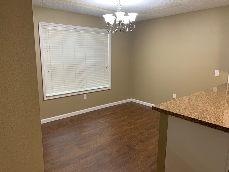 Building Photo - 255 Oakview Pl