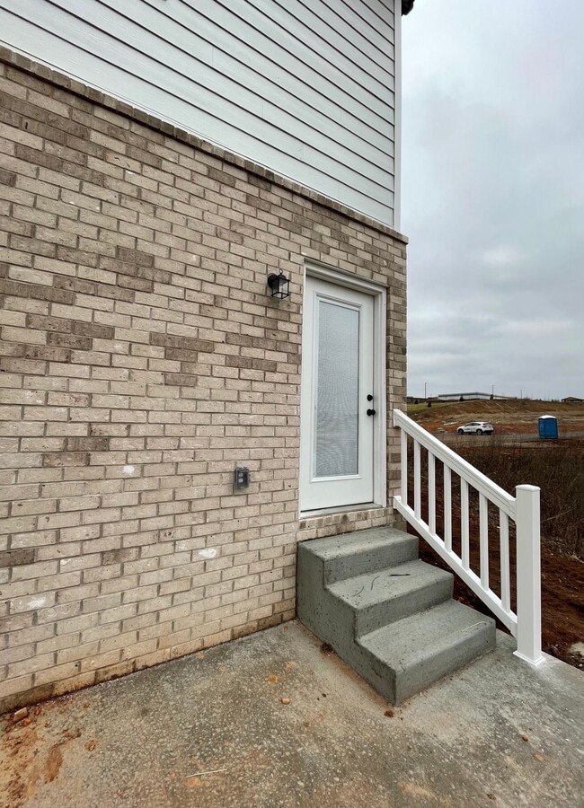 Building Photo - 2 Bed/2.5 Bath Townhome with Garage (Water/Sewer/Trash Included)