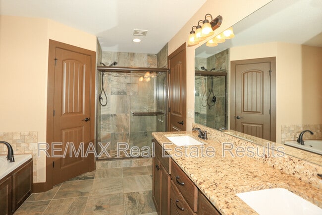 Building Photo - 1000 Peak St