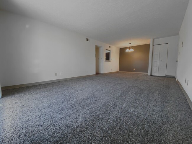 Building Photo - Evansville, Indiana*** 2 Bed 1 Bath $1039....