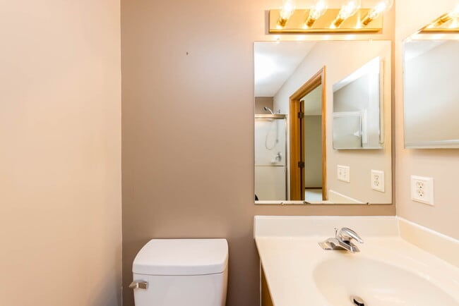 Building Photo - 1032 Pebble Brook Dr