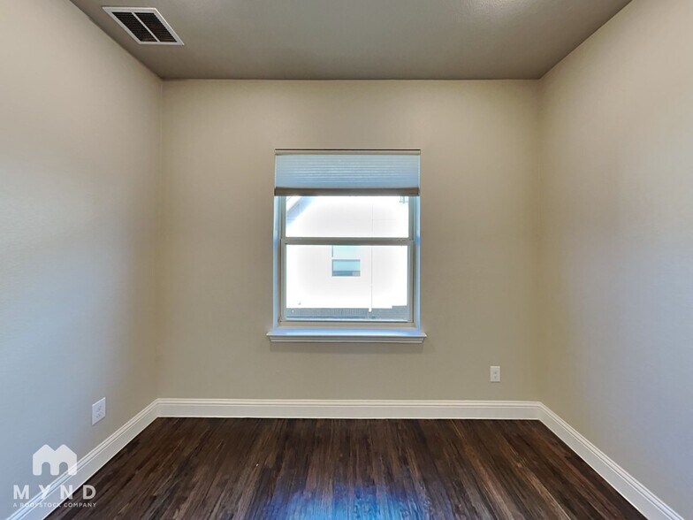 Building Photo - 2805 Lindale Dr