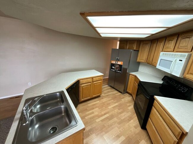 Building Photo - 5 bedroom 3 bath Home 2 car garage- Small dog friendly