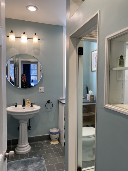 Bathroom & Round medicine cabinet - 346 Bushkill St