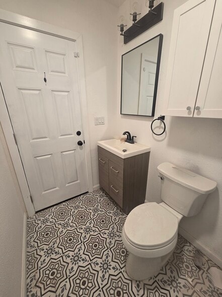 Building Photo - 2161 N Valley St