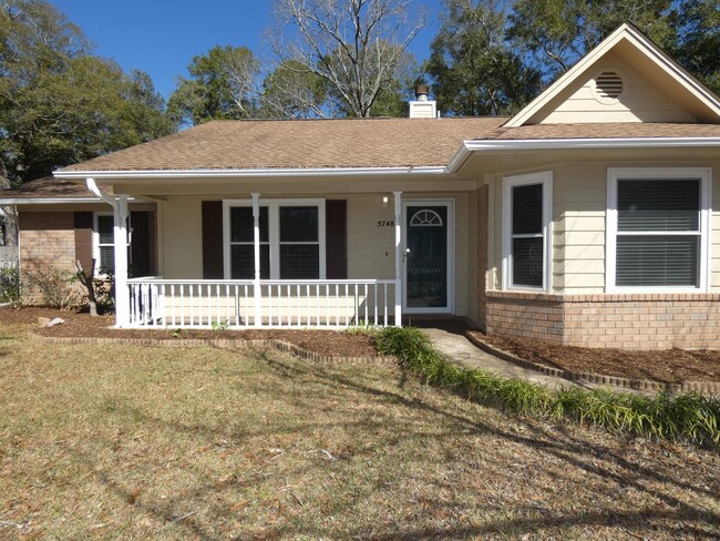 Primary Photo - Lovely 3/2 Brick and Vinyl home with White...