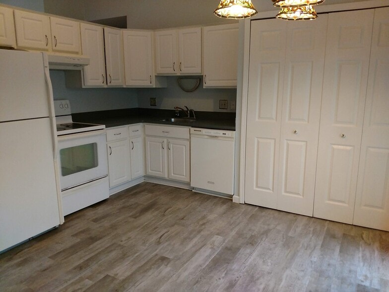 Building Photo - 2063 Champagne Dr