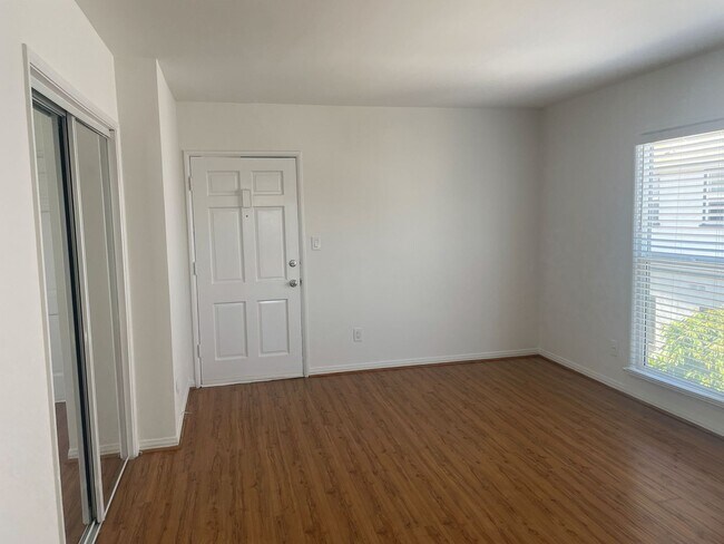 Interior Photo - 232-6 S. Harvard Blvd