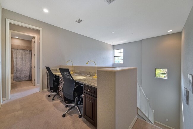 Building Photo - AVAILABLE April - 2/2.5 Townhome with 1 Car garage in Paseo!