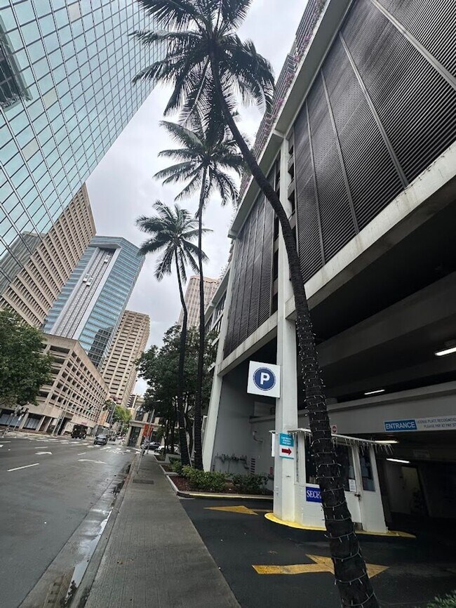 Building Photo - Harbor Square READY TO MOVE IN 1 bed, 1 bath with 1 parking, utilities included, walk to the conv...