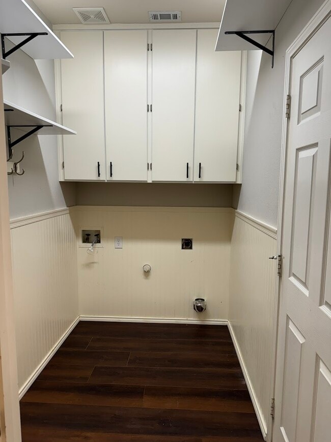 Building Photo - 2501 Nueces Cove