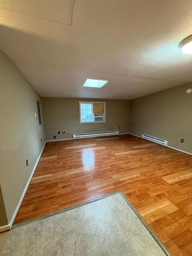 Building Photo - Close to Downtown Upper Level Apartment