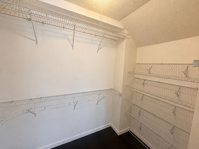Building Photo - 2101-17 Chestnut St