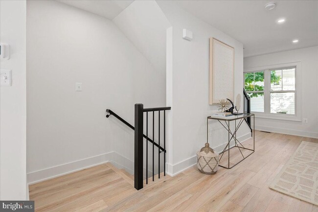 Building Photo - 909 N Irving St