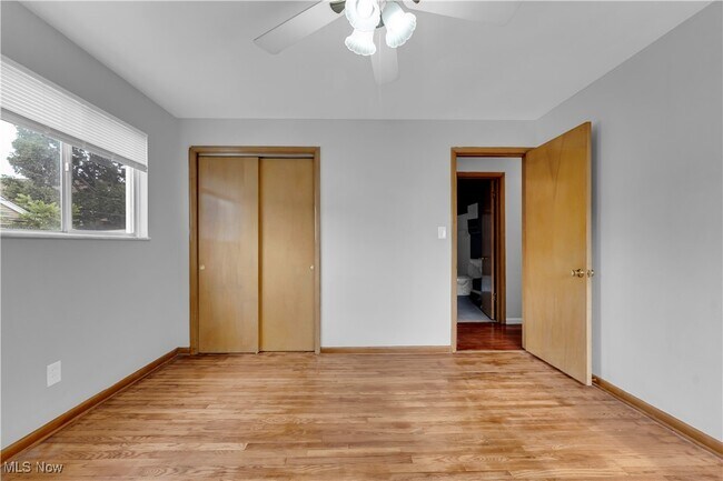 Building Photo - 10725 Vernon Ave