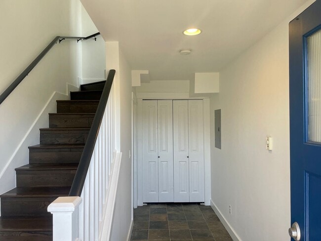 Building Photo - Welcome Home 2b/1ba Sun Drenched Townhome - West Seattle Fauntleroy Neighborhood