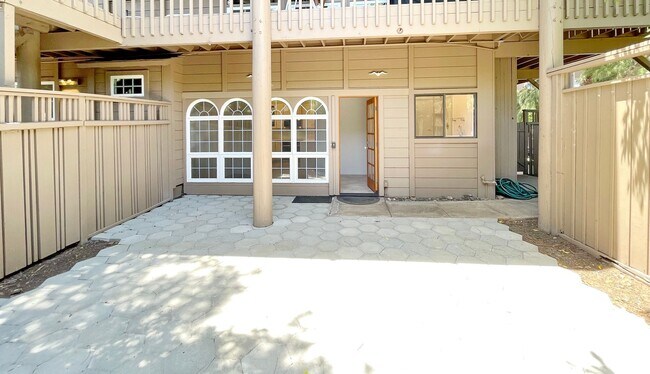 Building Photo - OHANA CLOSE TO THE BEACH!
