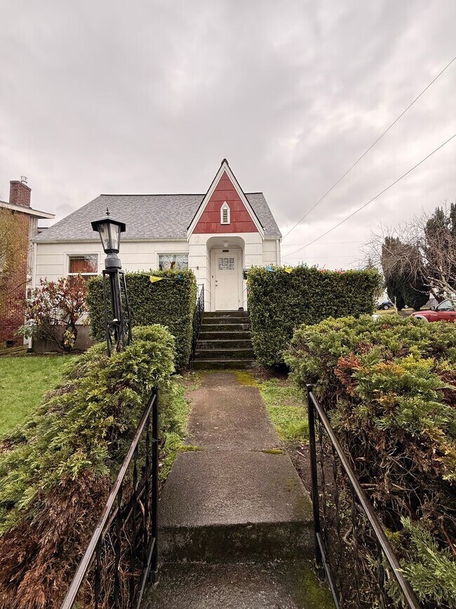 Building Photo - Beautiful home in York Neighborhood!