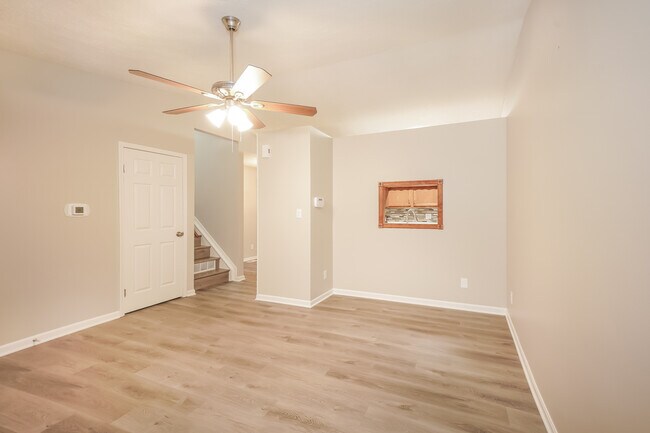 Building Photo - 711 Shady Creek Dr