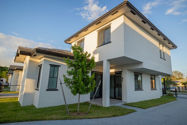 Building Photo - 18020 SW 103rd Ave