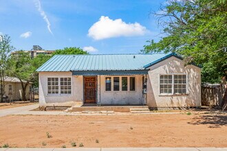 Building Photo - Cute 1 Bedroom Apartment, Minutes from TTU & Downtown LBK