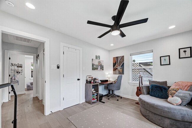 Building Photo - 209 Woodard St