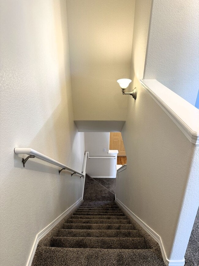 Building Photo - Large End Unit Town Home! 3Bd/2.5ba/AC, 1507sf Near Ft Carson