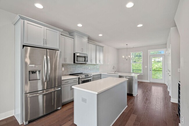 Building Photo - Like New Townhome Ready for Immediate Move-In!!! Bryant Park in West End