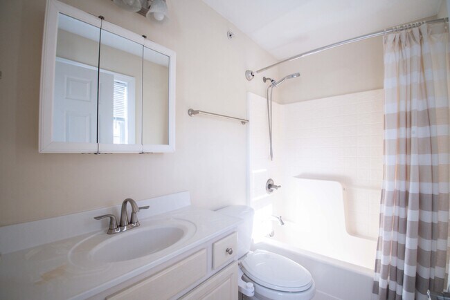 Building Photo - 614 N Center St