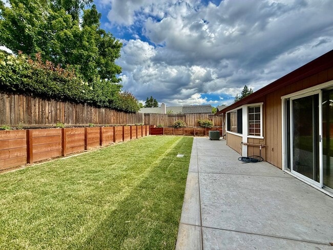 Building Photo - Charming home available Immediately