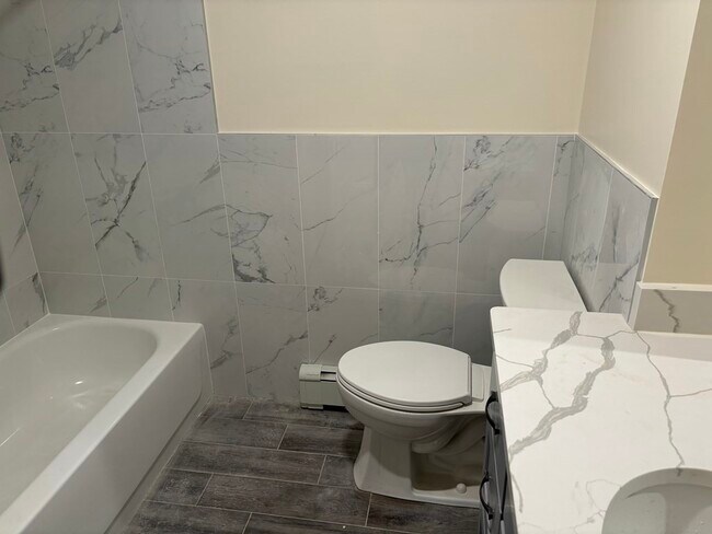 Building Photo - 761 E 7th St