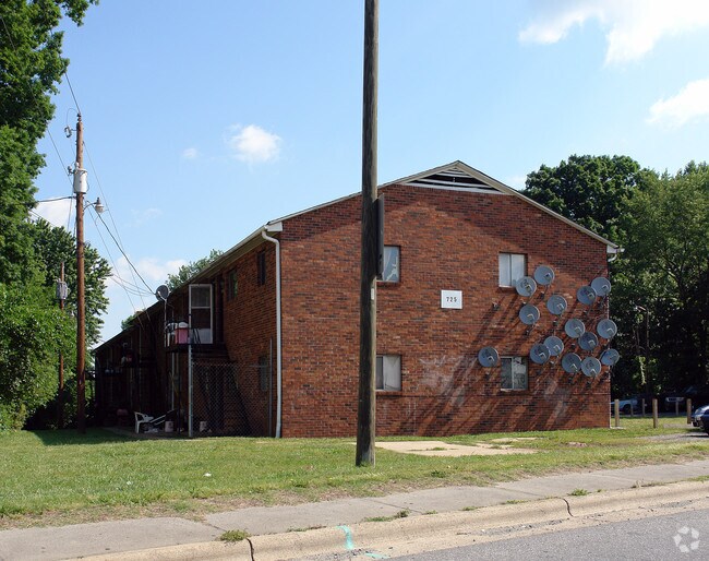 Building Photo - 725 Akron Dr