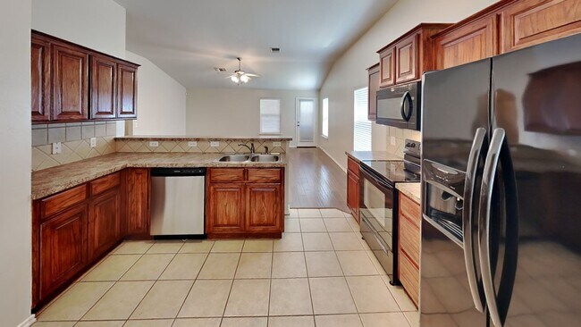 Building Photo - 3 Bedroom 2 Bath 2 Car Garage in Deer Creek Schools