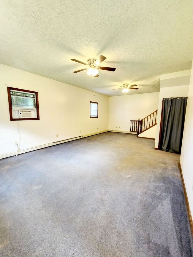 Building Photo - 2 Bed/ 1 Bath House Located Close to Both ...