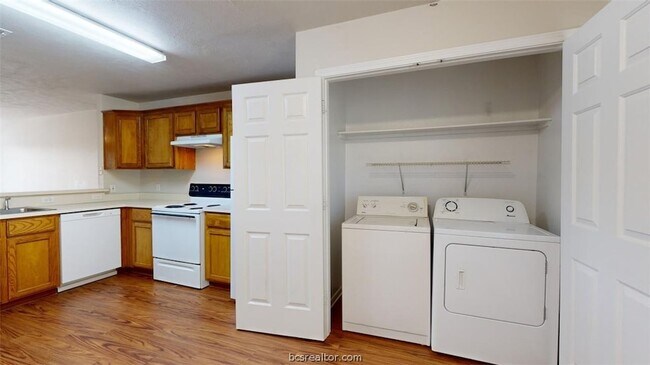 Building Photo - 1513 Hollow Hill Dr